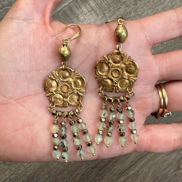 Handmade vintage floret prehnite gemstone earrings - Picture 5 of 7